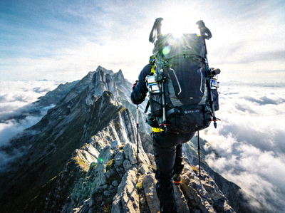 户外登山者在山脊上使用专业登山背包