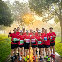 社区跑团成员在清晨公园集体跑步后开心合影
